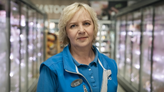 „Meil siin Konsumis armastatakse head huumorit. Kui huumorisoont poleks, siis võib päev ikka teinekord täitsa mustaks minna, sest meie töö on sageli pingeline,“ ütleb Mall. „Meil siin Konsumis armastatakse head huumorit. Kui huumorisoont poleks, siis võib päev ikka teinekord täitsa mustaks minna, sest meie töö on sageli pingeline,“ ütleb Mall.