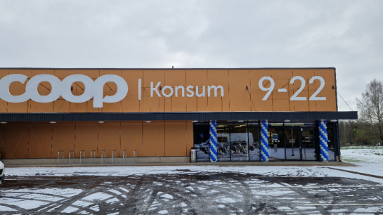 Puhja sai endale kaks korda suurema Coopi toidupoe. Uuel aastal kerkib sinna kõrvale ka Ehituskeskus. Foto: Külliki Kull Puhja sai endale kaks korda suurema Coopi toidupoe. Uuel aastal kerkib sinna kõrvale ka Ehituskeskus. Foto: Külliki Kull