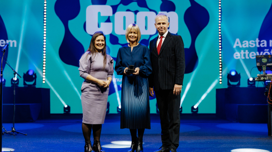 Coopi nimel võtsid auhinna vastu keskühistu turundusjuht Kaili Kahl (keskel) ja kommunikatsioonijuht Siiri Liiva (vasakul). Foto: Rauno Liivand Coopi nimel võtsid auhinna vastu keskühistu turundusjuht Kaili Kahl (keskel) ja kommunikatsioonijuht Siiri Liiva (vasakul). Foto: Rauno Liivand