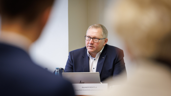 Coop Eesti Keskühistu juhatuse esimehe Rainer Rohtla sõnul on Coopi kasum vähenenud ennekõike selle arvelt, et palju kulusid on jäetud enda kanda, andmata neid tarbijatele edasi. Foto: Andras Kralla Coop Eesti Keskühistu juhatuse esimehe Rainer Rohtla sõnul on Coopi kasum vähenenud ennekõike selle arvelt, et palju kulusid on jäetud enda kanda, andmata neid tarbijatele edasi. Foto: Andras Kralla