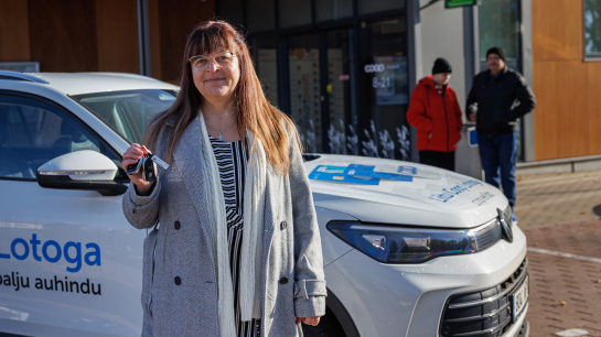 Irja Lahesoo tõi väikesesse Kobela alevikku Antsla külje all juba kolmanda Coop Loto võiduauto. Irja Lahesoo tõi väikesesse Kobela alevikku Antsla külje all juba kolmanda Coop Loto võiduauto.