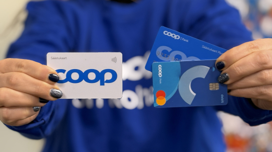 Coopi boonuspunkte on võimalik koguda nii Säästukaardi, Säästukaart Plussi kui ka Coop Panga kaardiga, mis toimib Coopi kauplustes samuti kliendikaardina. Foto: Karolin Pruul Coopi boonuspunkte on võimalik koguda nii Säästukaardi, Säästukaart Plussi kui ka Coop Panga kaardiga, mis toimib Coopi kauplustes samuti kliendikaardina. Foto: Karolin Pruul