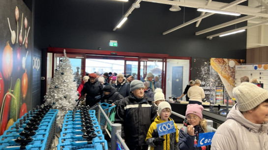 Uue Värska Konsumi avamine tõi kohale rahvamassid, sh lapsed isejoonistatud Coopi lippudega. Foto: Kati Suur/Coop Põlva Uue Värska Konsumi avamine tõi kohale rahvamassid, sh lapsed isejoonistatud Coopi lippudega. Foto: Kati Suur/Coop Põlva